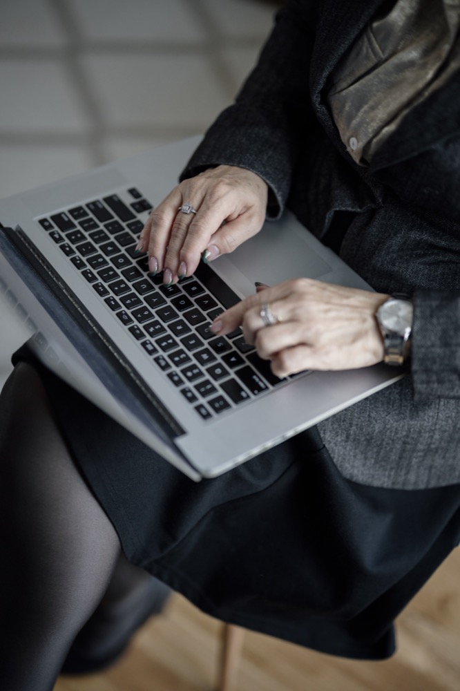 Travail sur ordinateur dans un cadre professionnel, illustration